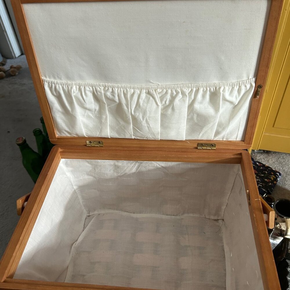 Vintage Sewing Basket rectangle w cushioned top  12 x13 x 5.5 - Picture 3 of 3